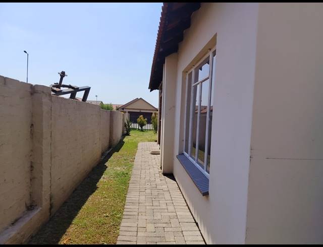 3 BEDROOM TOWNHOUSE FOR SALE IN WATERKLOOF AH